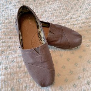 Toms 6.5 W gray flats worn twice